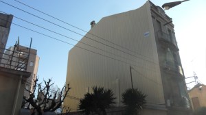 Colocación de tabique pluvial y placas de aislamiento en edificio en rehabilitación integral.