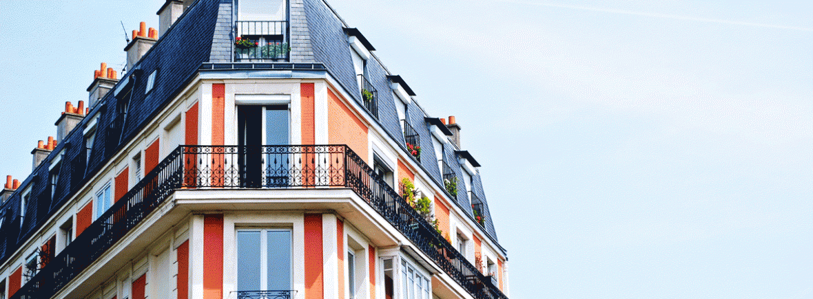 Fachada de un edificio de viviendas con balcones