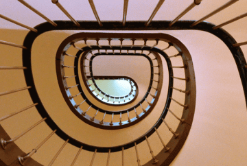 Imagen en perspectiva de la escalera circular de un edificio