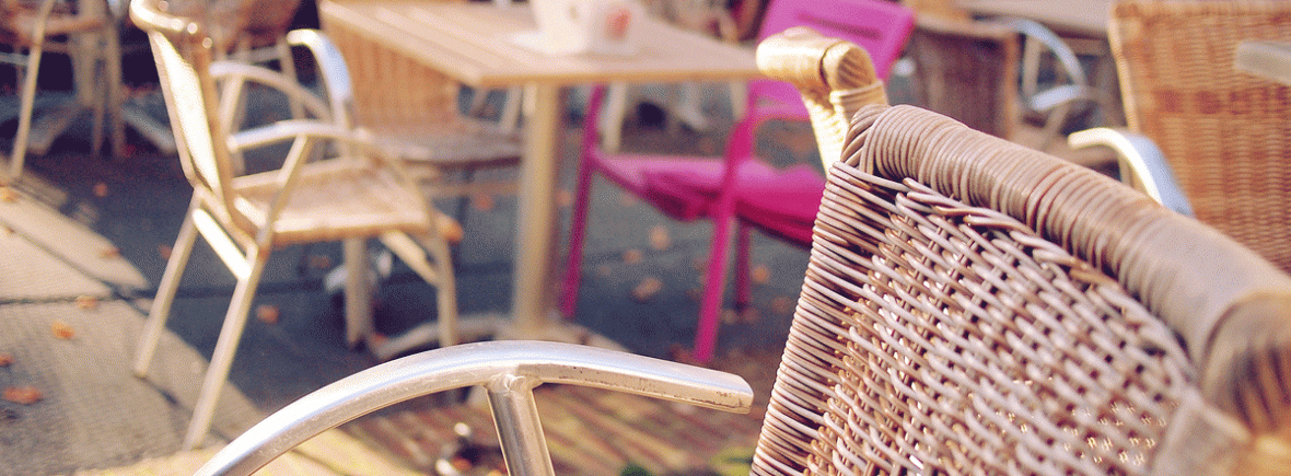 Mesas y sillas de terraza de un bar-restaurante